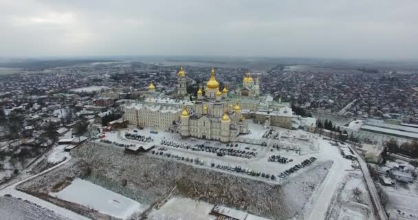 Luftaufnahme der heiligen Entschlafung pochayiv lavra, ein orthodoxes Kloster in ternopil Oblast der Ukraine. Osteuropa — Stockvideo