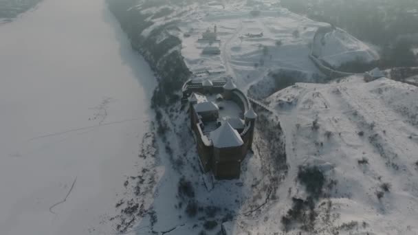 Maravillosa vista del museo fortaleza. Pintoresca y hermosa escena. Ubicación lugar famoso Khotyn, oeste de Ucrania, Europa. Mundo de belleza. Explora la belleza del mundo. El invierno. Vista aérea . — Vídeos de Stock