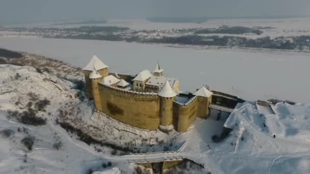 Luchtfoto van Khotyn kasteel, West-Oekraïne, Europa in winterlandschap. — Stockvideo