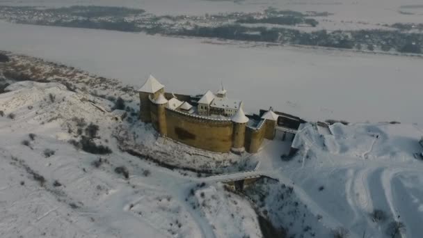 Letecký pohled na hrad, západní Ukrajina, Evropa v zimní krajině Chotyn. — Stock video