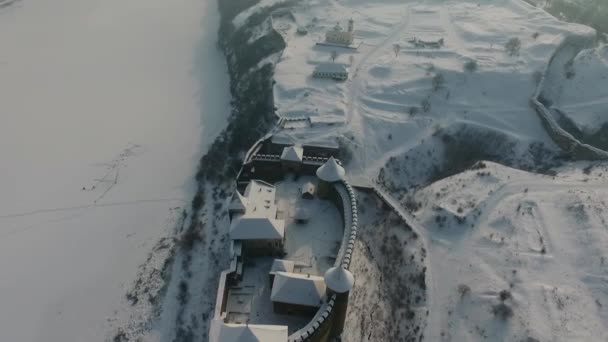 Widok z lotu ptaka Chocimski zamek, Zachodniej Ukrainy, Europy w zimowy krajobraz. — Wideo stockowe