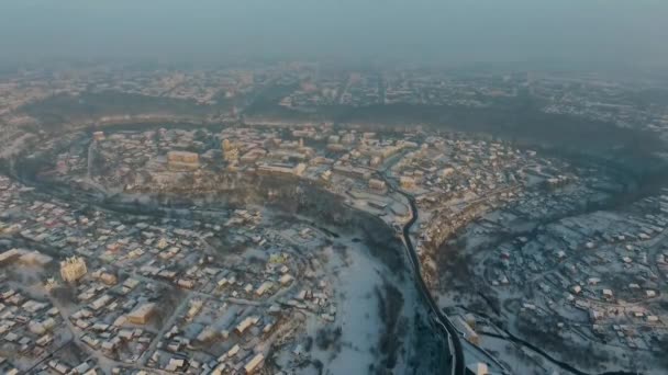 Pemandangan udara istana Kamianets-Podilskyi di Ukraina pada musim dingin. Benteng ini terletak di antara alam yang indah di kota bersejarah Kamianets-Podilskyi, Ukraina . — Stok Video