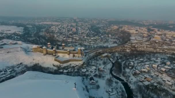 Flygfoto över Kamianets-Podilskyi slott i Ukraina på vintern. Fästningen ligger bland pittoreska karaktär i den historiska staden av Kamjanets-Podilskyj, Ukraina. — Stockvideo