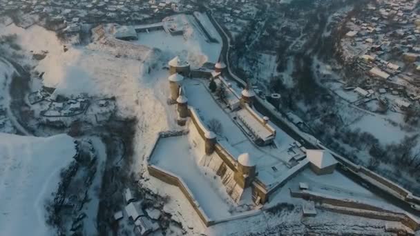 Widok z lotu ptaka zimy starej twierdzy w Kamieńcu Podolskim, Ukraina — Wideo stockowe