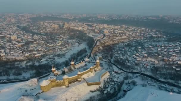 Luchtfoto van de winter oude vesting in Kamianets-Mohelerpodolsc, Oekraïne — Stockvideo