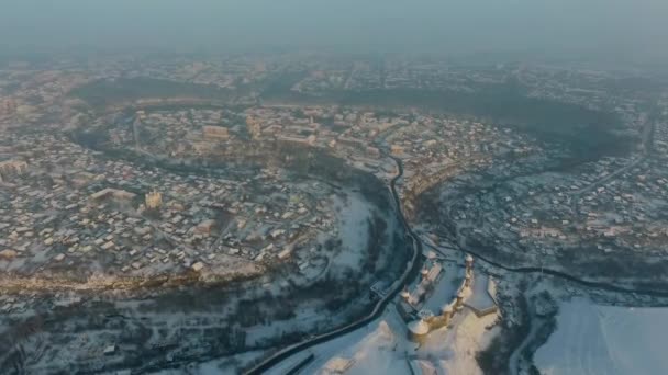 Pemandangan udara musim dingin Benteng Lama di Kamianets-Podilskyi, Ukraina — Stok Video