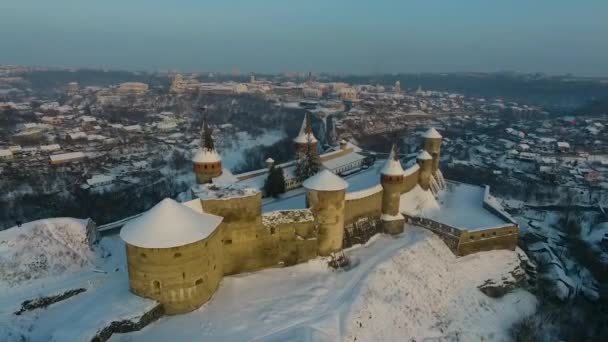 Luchtfoto van het kasteel van de Kamianets-Mohelerpodolsc in Oekraïne in de winter. Het fort ligt tussen de schilderachtige natuur in de historische stad van Kamianets-Mohelerpodolsc, Oekraïne. — Stockvideo