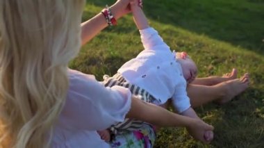 Güzel genç bir anne ile küçük oğlu gölün çevresinde güneşli bir günde yürümek.