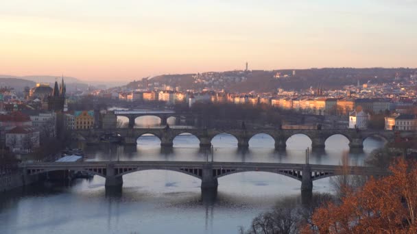 4 k beelden van de Vitava rivier en bruggen in Praag stad zonsondergang — Stockvideo