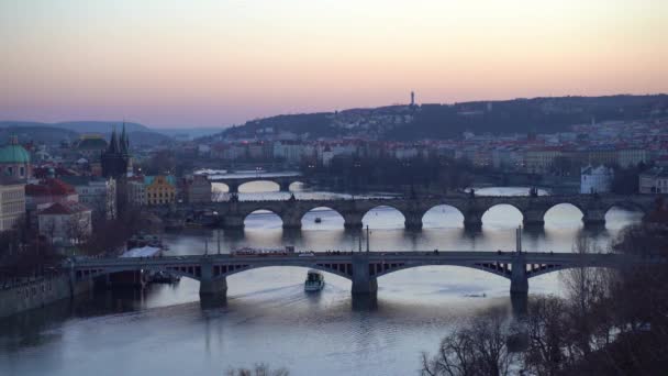 4 k beelden van de Vitava rivier en bruggen in Praag stad zonsopgang — Stockvideo