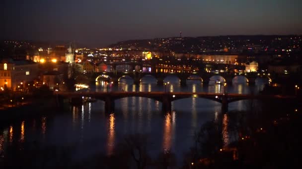 Des images en Full HD de la rivière Vitava et des ponts dans la nuit de Prague — Video