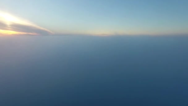 Prawdziwe aerial shot, drone latać w chmurach w naturze wschód słońca, aparat latać w mglisty. Lot nad chmurami wschód słońca, grzbiety i wzgórza w słońcu świtu. — Wideo stockowe
