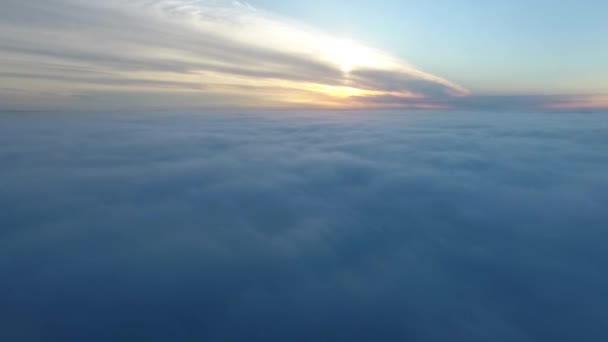 Echte Luftaufnahme, Drohne fliegt in Wolken in der Natur des Sonnenaufgangs, Kamera fliegt im Nebel. Flug über Wolken Sonnenaufgang, Bergrücken und Hügel im Sonnenlicht der Morgendämmerung. — Stockvideo