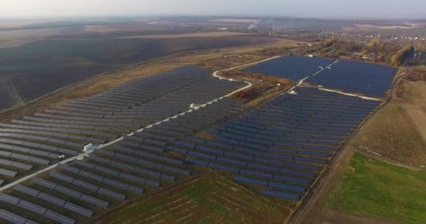 Aerial shot of solar panels - solar power plant from Ukraine (en inglés). 4k. Vista aérea del desierto gran granja industrial de energía solar — Vídeos de Stock