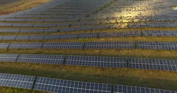 Ηλιακό πάνελ αγρόκτημα Αεροφωτογραφία 4k. Εναλλακτική μονάδα παραγωγής ενέργειας από ανανεώσιμες πηγές. — Αρχείο Βίντεο