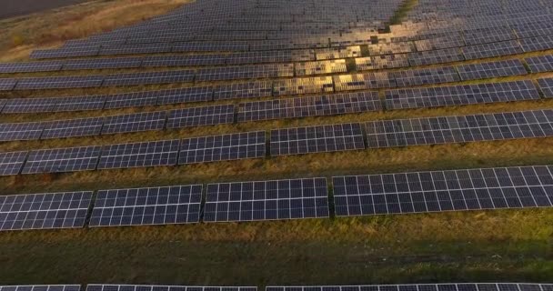 태양 전 지판 의 4K 공중 사진 태양 전지의 태양 전지를 재배하는 태양 전 지판 재생 가능 녹색 대체 에너지 개념 유럽. — 비디오