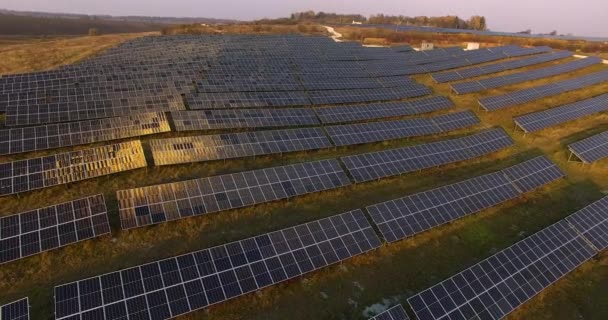태양 전 지판의 공중 촬영 - 태양 발전소. 4K 입니다. 공중 사막의 거대 한 산업 태양 에너지 발전량을 생산하는 태양 에너지 생산 공장 — 비디오