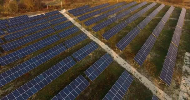 Flygfoto av solpaneler - solkraftverk. 4k. Flygande öken utsikt stora industriella Solenergi gård som producerar koncentrerad solenergi — Stockvideo