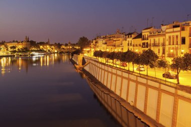 Seville Guadalquivir Nehri boyunca mimarisi. Seville, Endülüs, İspanya.