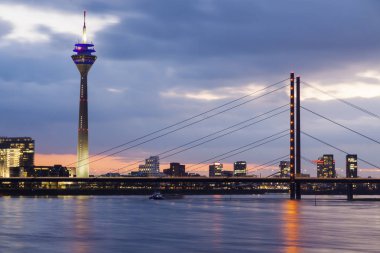 Rheinknie köprü ve Ren Düsseldorf kulede. Düsseldorf, Kuzey Ren-Vestfalya, Almanya.