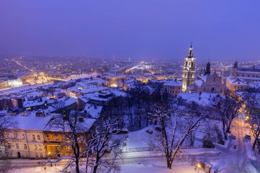 Geceleri Przemysl 'in mimarisi. Przemysl, Podkarpackie, Polonya.