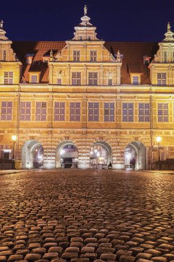 Yeşil kapı Gdansk geceleri. Gdansk, Pomerania, Polonya.