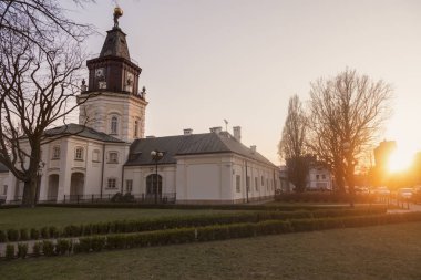 Gün batımında Siedlce Town Hall. Siedlce, Masovia, Polonya.