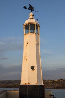 Gün batımında Lighthouse kabuğu içinde. Peel, Man Adası.