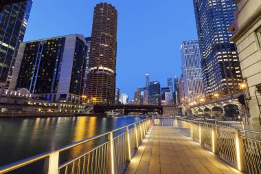 Riverwalk gece Chicago'da. Chicago, Illinois, ABD.