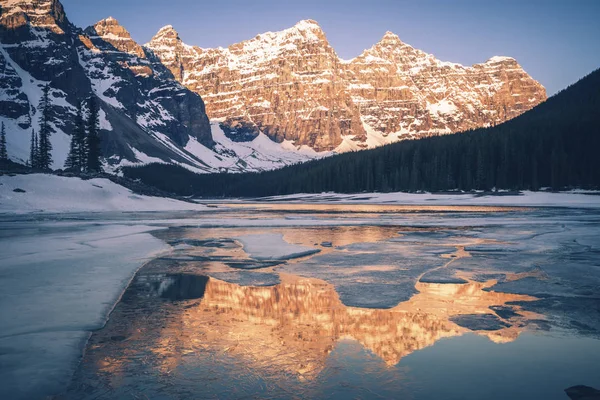 Zamarznięte Jezioro Moraine Parku Narodowym Banff Banff National Park Alberta — Zdjęcie stockowe