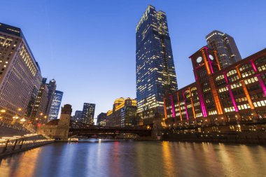 Gece Chicago Chicago Nehri boyunca renkli mimarisi. Chicago, Illinois, ABD.