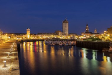 Geceleri Dunkirk 'ün mimarisi. Dunkirk, Hauts-de-France, Fransa.