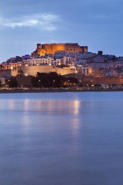 Peniscola panorama şafakta. Peniscola, Valensiya topluluk, İspanya.