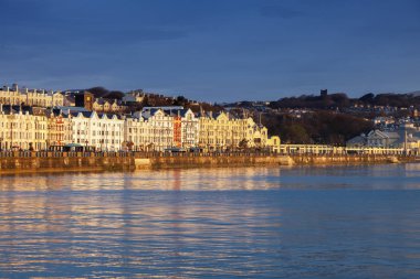 Douglas Panorama adlı gündoğumu. Douglas, Man Adası.