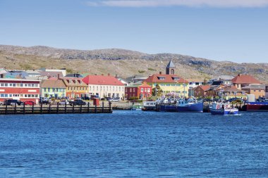 Saint Pierre panorama denizden. Saint Pierre, ve Mikelon.