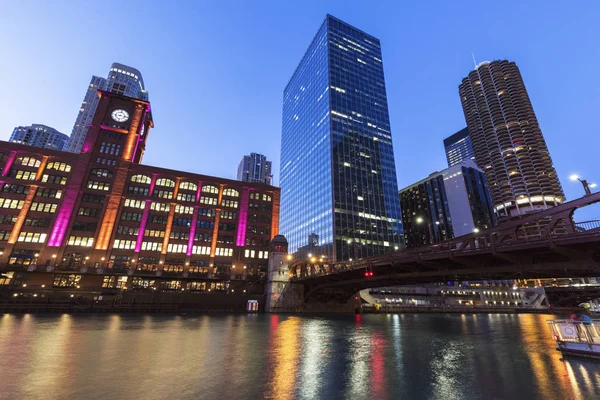 Färgglada Arkitekturen Chicago Längs Chicago River Natten Chicago Illinois Usa — Stockfoto