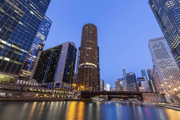 Красочная Архитектура Чикаго Вдоль Реки Чикаго Ночью Чикаго Иллинойс Сша — стоковое фото
