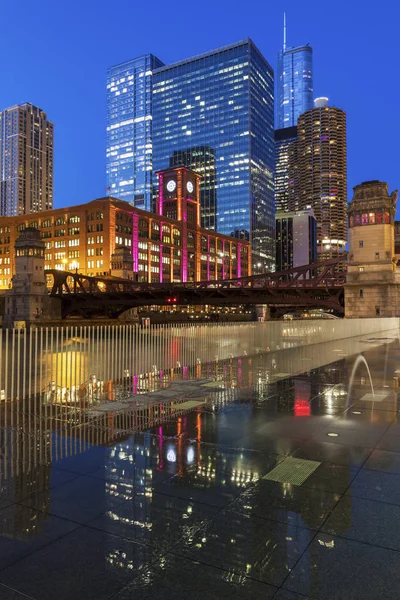 Красочная Архитектура Чикаго Вдоль Реки Чикаго Ночью Чикаго Иллинойс Сша — стоковое фото