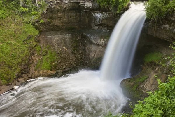 明尼哈哈瀑布瀑布在明尼阿波利斯 明尼阿波利斯 明尼苏达州 — 图库照片