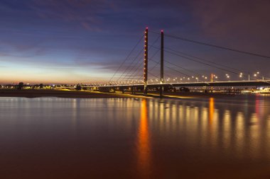 Düsseldorf'Rheinkniebrucke. Düsseldorf, Kuzey Ren-Vestfalya, Almanya.