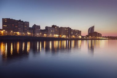 Liege akşam saatlerinde görülen Meuse Nehri Panoraması. Liege, Valonya, Belçika.