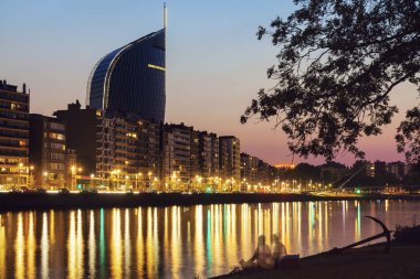 Liege akşam saatlerinde görülen Meuse Nehri Panoraması. Liege, Valonya, Belçika.