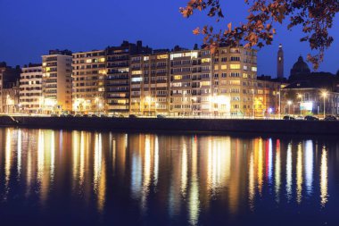 Liege akşam saatlerinde görülen Meuse Nehri Panoraması. Liege, Valonya, Belçika.