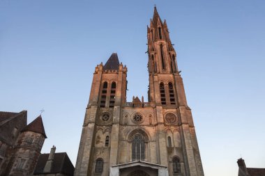 Gün batımında Senlis Notre Dame Katedrali. Senlis, Hauts-de-France, Fransa.