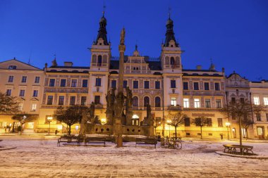 Belediye Binası ve veba sütunu Pardubice Pernstynske meydanında. Pardubice, Bohemia, Çek Cumhuriyeti.