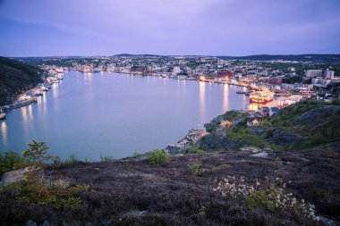 St John's Panorama adlı gece. St John's, Newfoundland ve Labrador, Kanada.