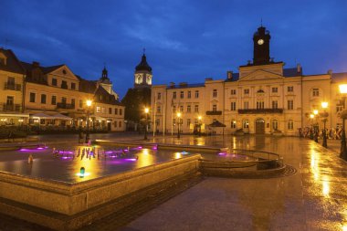 Plock gece belediyede. Plock, Masovia, Polonya.