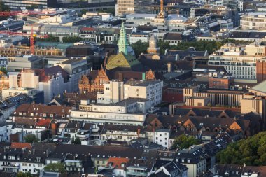 Dusseldorf hava Panoraması gün batımında. Düsseldorf, Kuzey Ren-Vestfalya, Almanya.