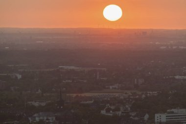 Dusseldorf hava Panoraması gün batımında. Düsseldorf, Kuzey Ren-Vestfalya, Almanya.