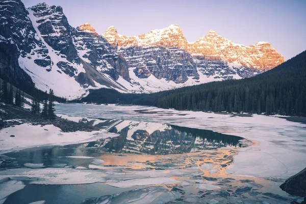 Zamarznięte Jezioro Moraine Parku Narodowym Banff Banff National Park Alberta — Zdjęcie stockowe